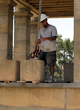 Lifting comcrete colums for upper deck.
